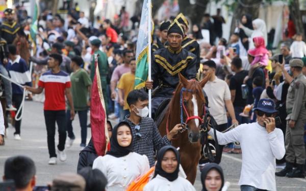 Ribuan Masyarakat Aceh Antusias Menyaksikan Pawai Peserta Pekan Kebudayaan Aceh