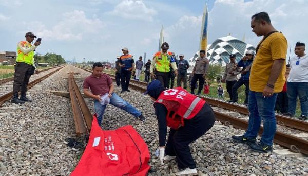 Hindari Razia, Pengamen Tewas Terserempet Kereta Api Dekat Masjid Al Jabbar 