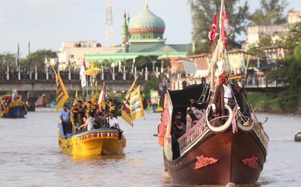Ribuan Masyarakat Aceh Membanjiri Kawasan Krung Aceh Untuk Melihat Pawai Kapal Hias