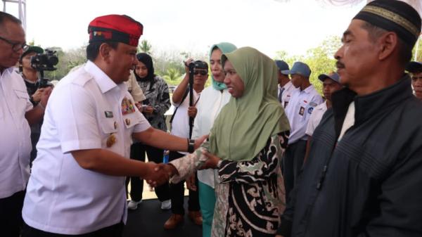 Pj Gubernur Sultra Salurkan Bantuan 2 Ribu Paket Bahan Pokok dan Beasiswa di Mubar