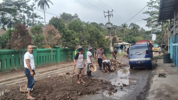 Warga Singapadu Jibaku Perbaiki Jalan Raya  Baros - Petir