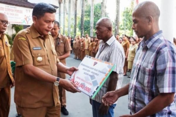 Warga Negeri Naku dan Kilang Terima 774,9 Juta Ganti Rugi Proyek Jalan Lingkar Seri-Hukurila