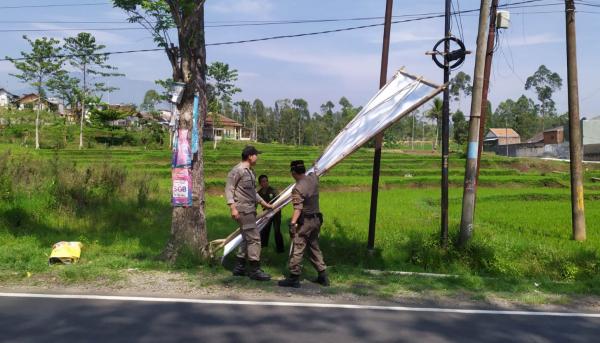 Alat Peraga Kampanye di Wilayah Cisurupan Garut Ditertibkan Petugas