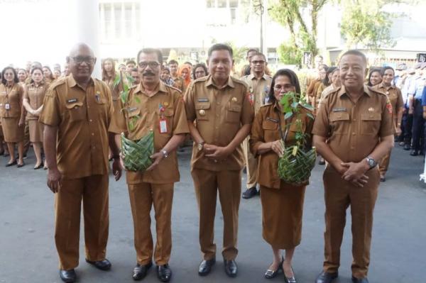 Tekan Inflasi, Pemkot Ambon Bagi-bagi Tanaman Cabai ke ASN