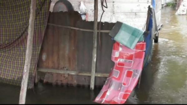Korban Banjir Kesulitan Air Bersih di Aceh Singkil