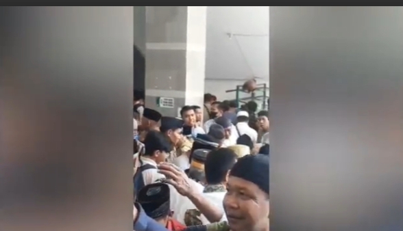 Copet Terekam Curi HP Jamaah Masjid Al Markaz Makassar