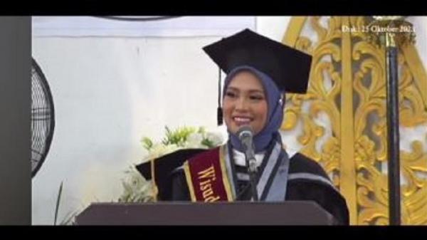 Pidato Mahasiswi Terbaik saat Wisuda bikin Heboh, Umumkan Rencana Nikah dengan Dosen Viral