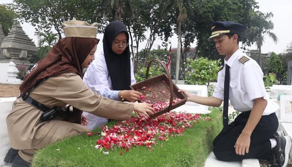 Puluhan Pelajar SMA Al Muslim Sidoarjo Tabur Bunga di Makam Bung Tomo