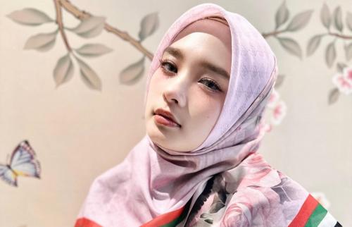 Potret Cantik Inara Rusli Bikin Hijab dengan Motif Bendera Palestina, Hasil Penjualan untuk Donasi