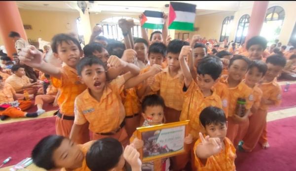 Orasi dan Donasi Warnai Aksi Solidaritas Sekolah At Taufiq Bogor Stand with Palestine