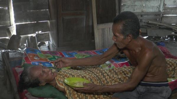 Perjuangan Seorang Nenek Sebatang Kara Bertahan Hidup Sendirian di Atas Tempat Tidur