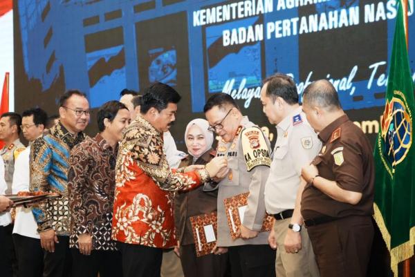 Atas Prestasi Tangani Mafia Tanah, Kapolda Lampung Dapatkan Penghargaan dan Penyematan Pin Emas