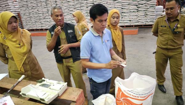 Pemeriksaan Mutu Beras Bantuan oleh DPKP Tangerang Sebelum Disalurkan ke Warga