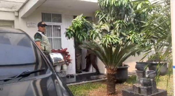 Ungkap Kasus Dugaan Korupsi, Kejagung dan Puspomad Geledah Satu Rumah di Grand Taruma Karawang
