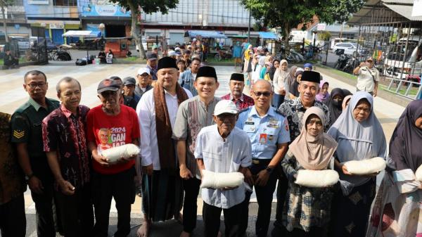 DKM Masjid Agung Kota Tasikmalaya Bagikan 13,71 Ton Beras untuk Fakir Miskin dan Dhuafa