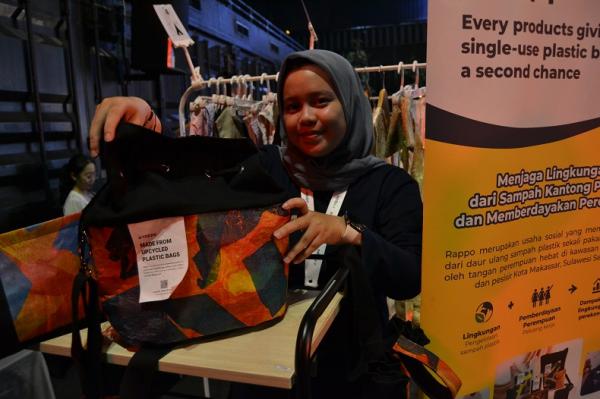 Peduli Lingkungan, UMKM Binaan CIMB Niaga Produksi Tas dari Daur Ulang Sampah Plastik Sekali Pakai