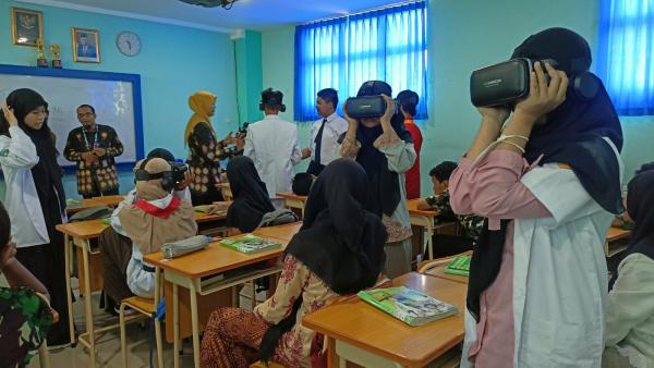 Siswa SMP Muhammadiyah 2 Taman Belajar Sejarah Perjuangan Pahlawan dengan VR
