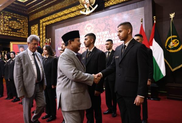 Menhan Prabowo Terima Kedatangan 22 Mahasiswa Palestina untuk Belajar di Unhan