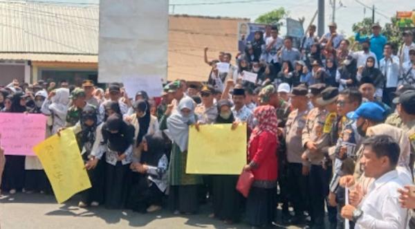 Kasus Guru Dianiaya Siswa, PGRI Bima Gelar Aksi Solidaritas