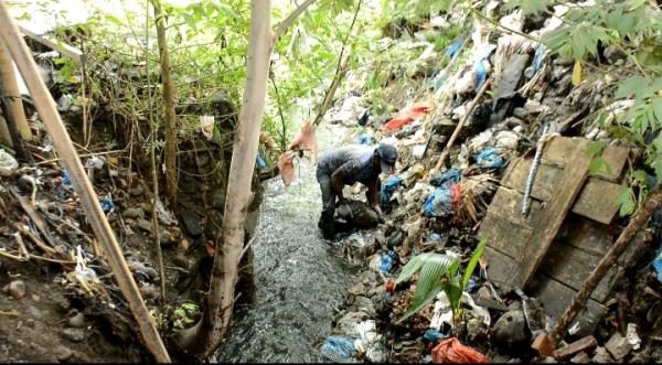 Viral, Seorang Warga Aceh Rela Bersihkan Tumpukkan Sampah di Saluran Air