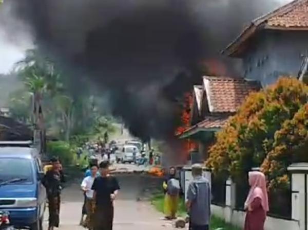 Api Kompor Tambal Ban Sambar Bensin, Bengkel Motor di Cisimeut Lebak Ludes Terbakar, Pemilik Terluka