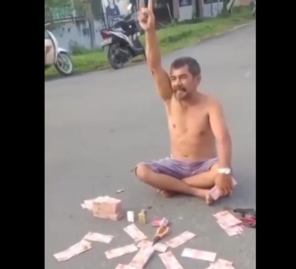 Viral Aksi Seorang Pria Pamer Uang Gepokan di Tengah Jalan