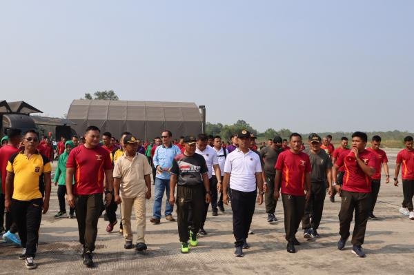 Polres Way Kanan ikuti Olahraga Bersama TNI AD di Skadron 12/Serbu Way Tuba