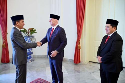 Presiden FIFA Gianni  Infantino Terima Tanda Kehormatan Bintang Jasa Pratama dari Presiden Jokowi