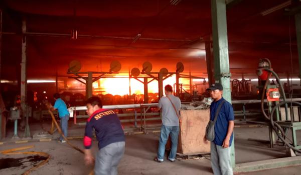 Pabrik Kabel di Depok Terbakar Hebat, Kerugian Ditaksir Ratusan Juta Rupiah