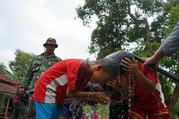 Kemarau Panjang Berlanjut, TNI Bangun 2 Km Pipa Air Bersih di Desa Suru 