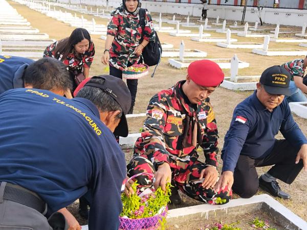 Peringati Hari Pahlawan Lmp Tulungagung Gelar Ziarah Dan Tabur Bunga