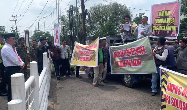 Geruduk Kantor Pemkab Muba, Massa KMPAS Minta Kembalikan Fungsi Jalur Angkutan Sungai Lalan