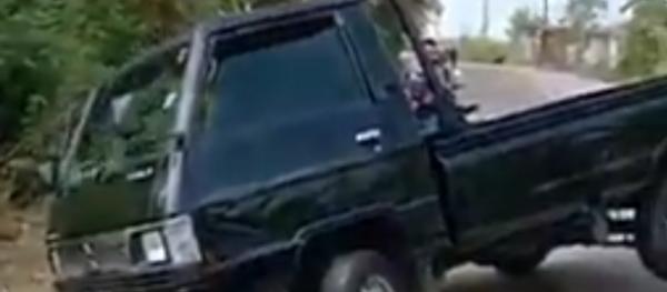 Dramatis! Maling Mobil Terlibat Kejar-kejaran dengan Polisi di Pandeglang hingga Nyungsep di Selokan
