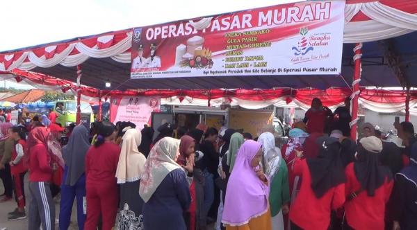 Operasi Pasar Murah Program Aik Bakung Pemkab Basel di Desa Jeriji Diserbu Emak-Emak