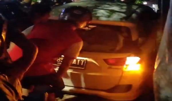 Mobil Tabrak 3 Motor dan Gerobak Nasi Goreng di Bandung, Pengemudi Positif Obat Terlarang
