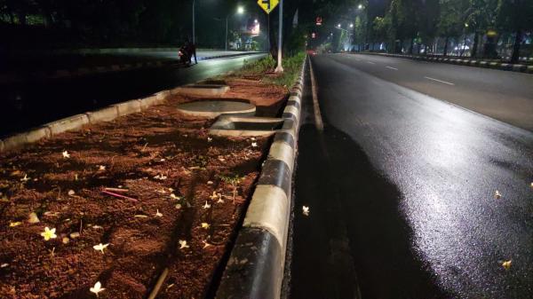Proyek Drainase PUPR Dinilai Kurang Efektif, Diguyur Hujan Jalan Tegar Beriman Masih Tergenang