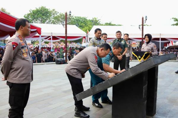 Monumen Hoegeng Iman Santosa Diresmikan Kapolri Bersama Panglima TNI