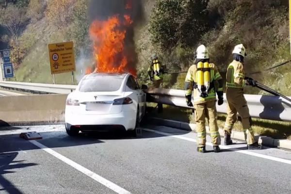 Tenang Jangan Panik, Ini Cara Menangani Mobil Listrik jika Terbakar