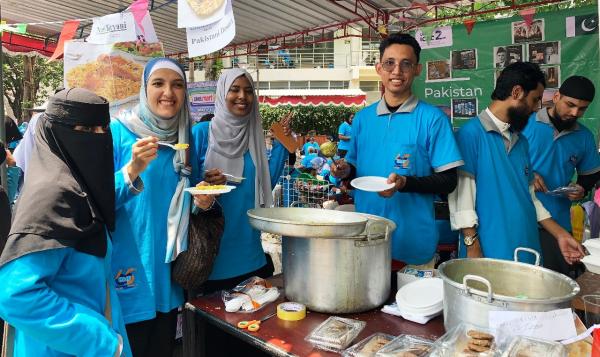 Meriahkan Jalan Sehat dan Bazar Hari Jadi UMS ke-65, Mahasiswa Asing Kenalkan Makanan Khas Pakistan