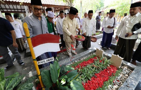 Ingat Perjuangan Presiden ke-4, Menhan Prabowo Ziarah ke Makam  Gus Dur