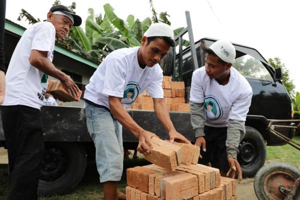 Warga Bersama Relawan Ganjar Gotong Royong Bangun Lapangan Bulutangkis di Serdang Bedagai