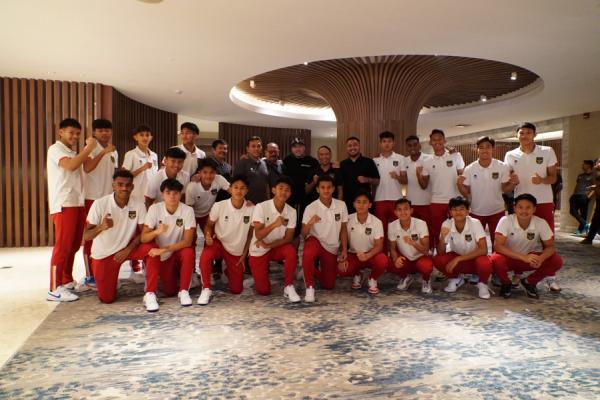 Radja Nainggolan Beri Motivasi Pemain Tim U-17 Indonesia