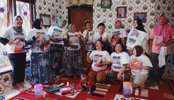 Gelar Pelatihan Buat Kue Klepon Ubi, Mak Ganjar Kaltim Berdayakan Ibu-ibu di Kutai Kartanegara