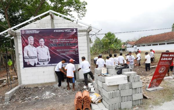 Semangat Gotong Royong, Pena Mas Dukung Ganjar Bantu Dirikan Rumah Gerabah di Purworejo