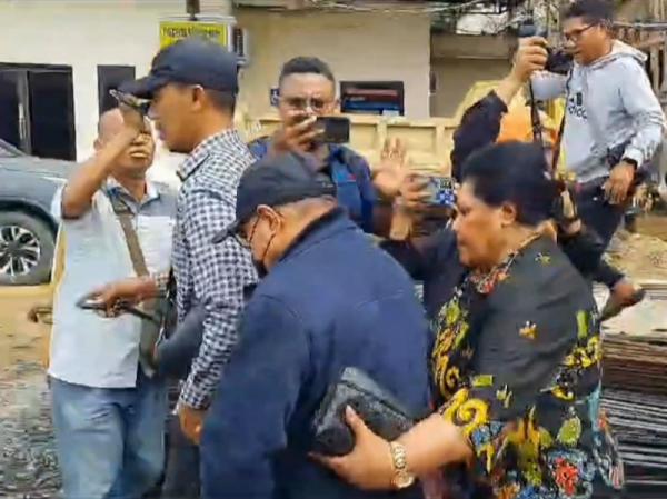 Ketegaran Istri Pj Bupati Sorong Tetap Setia Dampingi Suami Saat Ditangkap KPK