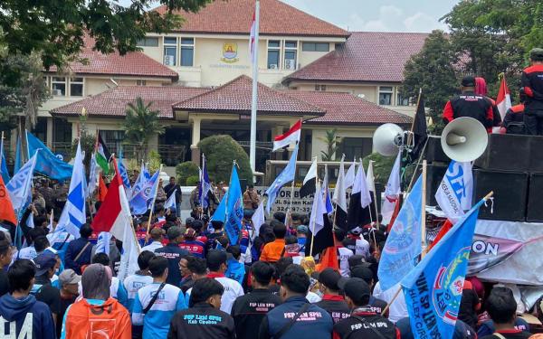 Demo, Aliansi Buruh di Cirebon Ingin UMK 2024 Naik 15 Persen