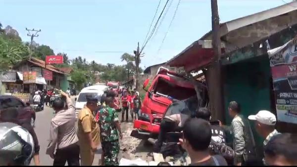 Truk Angkut Semen di Cianjur Tabrak Rumah dan Sepeda Motor