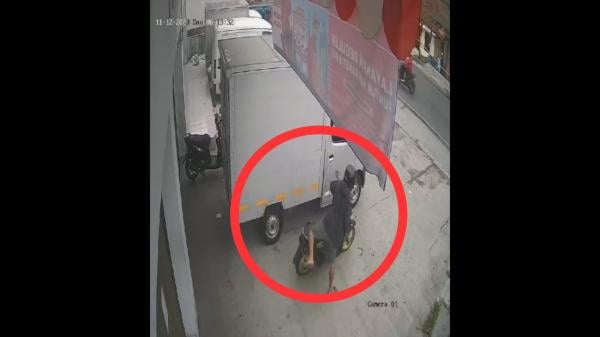 Terekam CCTV, Motor Kurir Ekspedisi di Tasikmalaya Diembat Maling