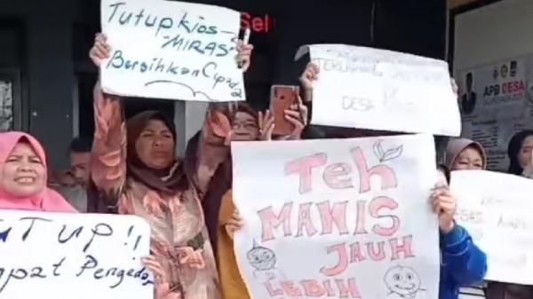 Emak-Emak Demo Geruduk Kantor Desa Cipada KBB Viral, Tolak Warung Miras dan Obat Terlarang