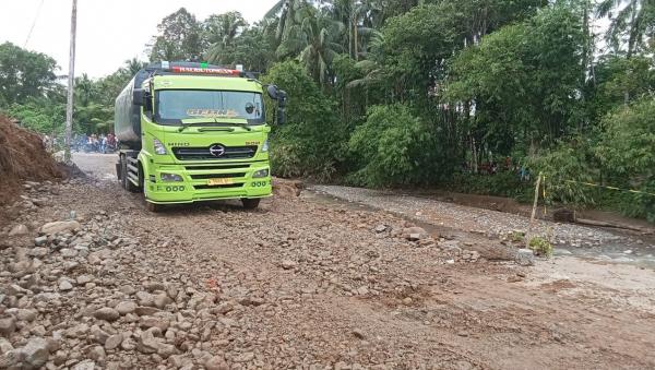 Jalan Nasional Tapanuli Selatan-Madina yang Ambles Akibat Banjir Bandang Sudah Dapat Dilintasi.